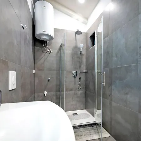 Deluxe A&a - 2 * Ρόβινι