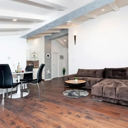 Deluxe A&a - 2 Apartment *