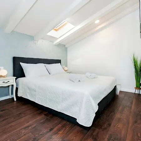 Deluxe A&a - 2 Apartment *